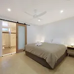 Logans Beach Apartments - Beachhouse