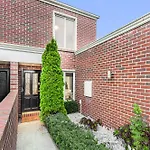 Mickle Townhouse, Steps To Cbd