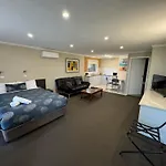 Blue Whale Motor Inn & Apartments