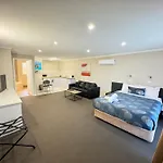 Blue Whale Motor Inn & Apartments