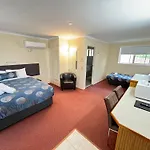 Blue Whale Motor Inn & Apartments