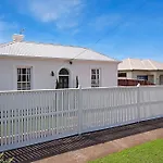 Historic Central Cottage In Warrnambool