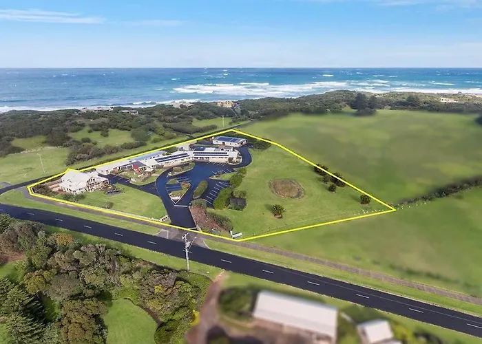 Logans Beach Apartments - Beachhouse