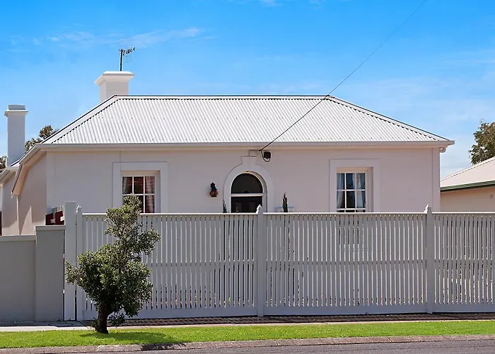 Historic Central Cottage In Warrnambool