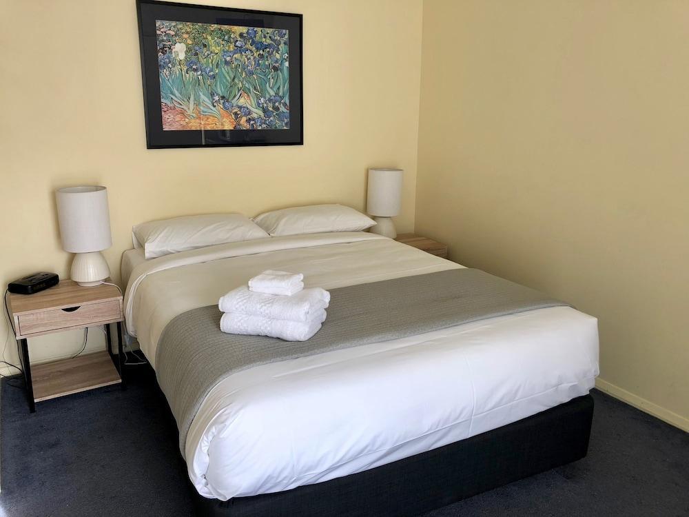 Eight Spence Motel 3*