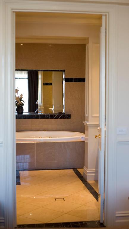 Gallery Aparthotel 4*