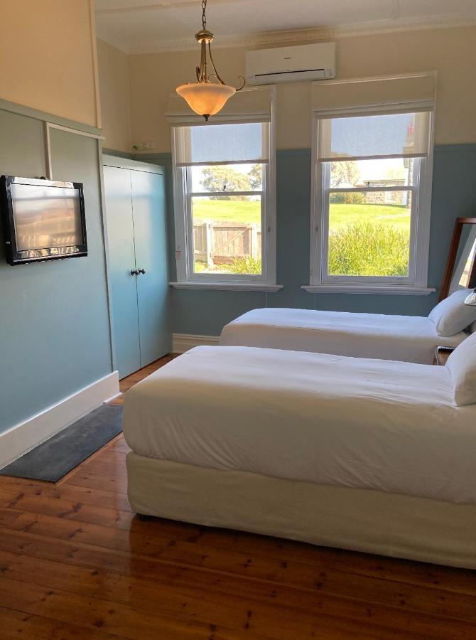 Lighthouse Lodge *
