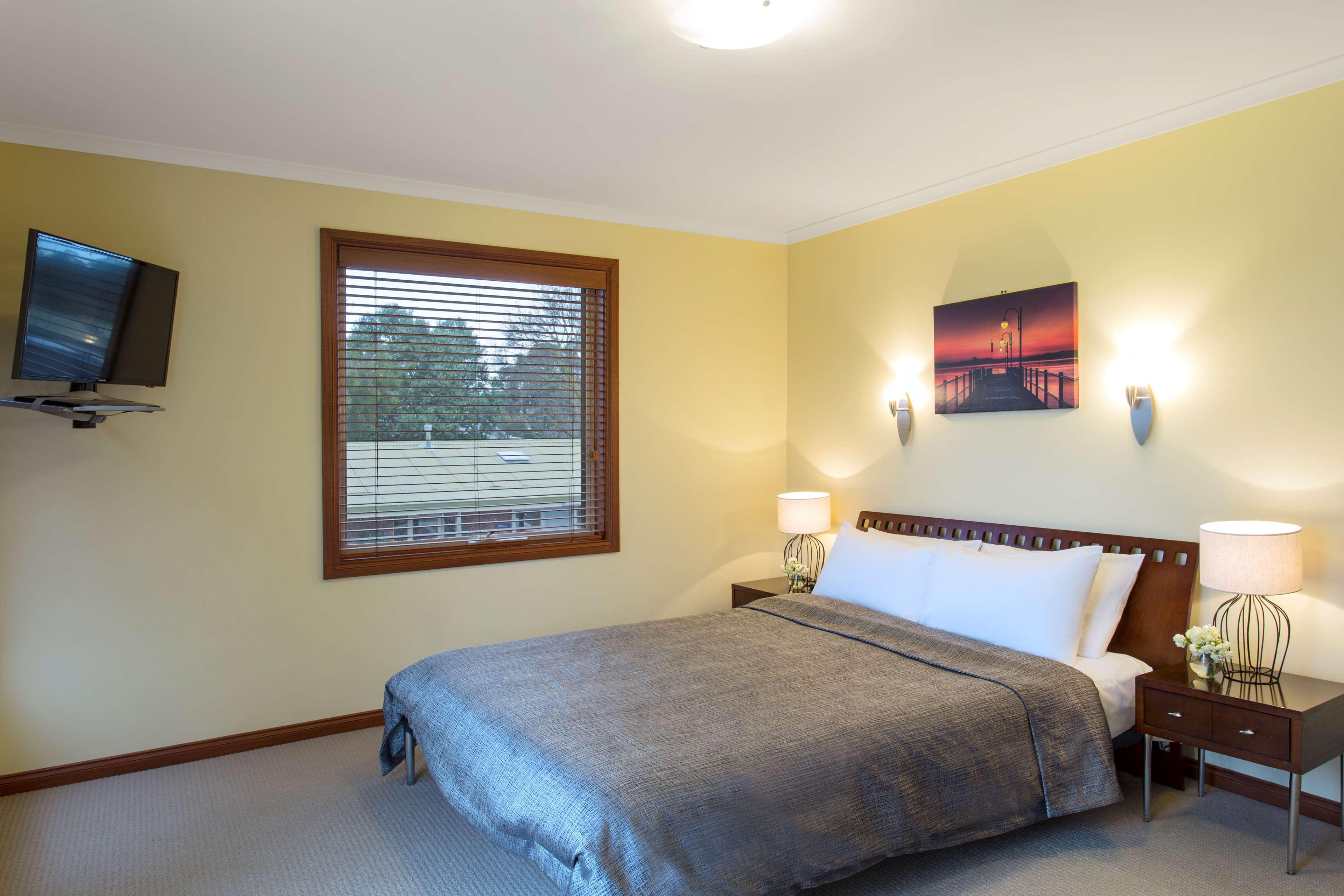 Western Colonial Village Motel