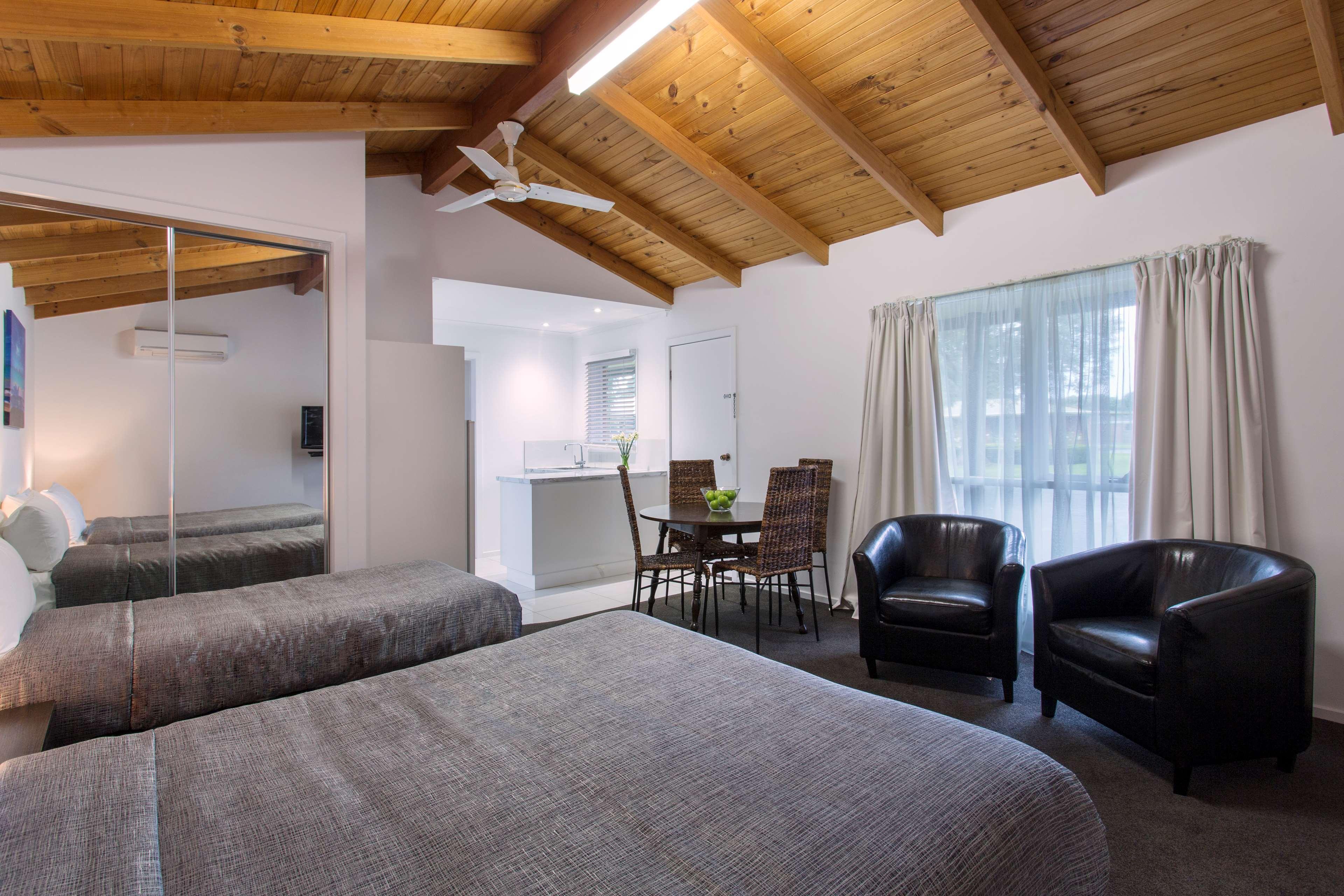 Western Colonial Village Motel