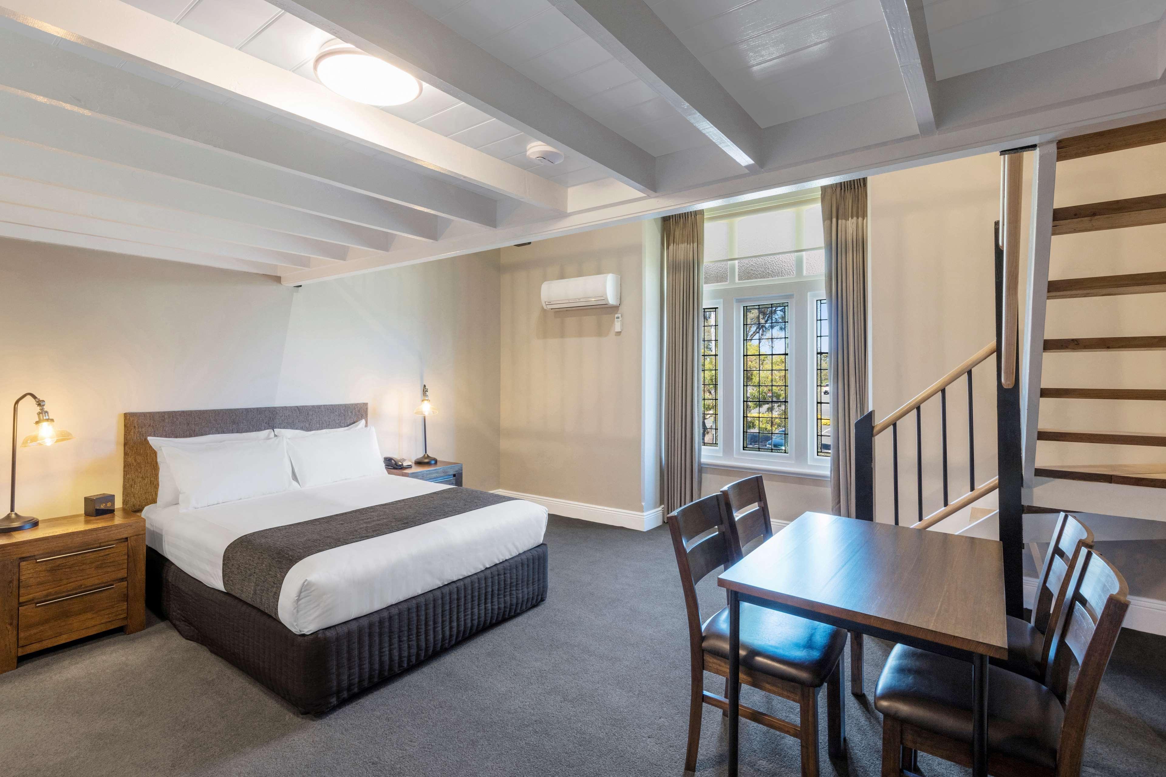 Western Olde Maritime Motor 3*