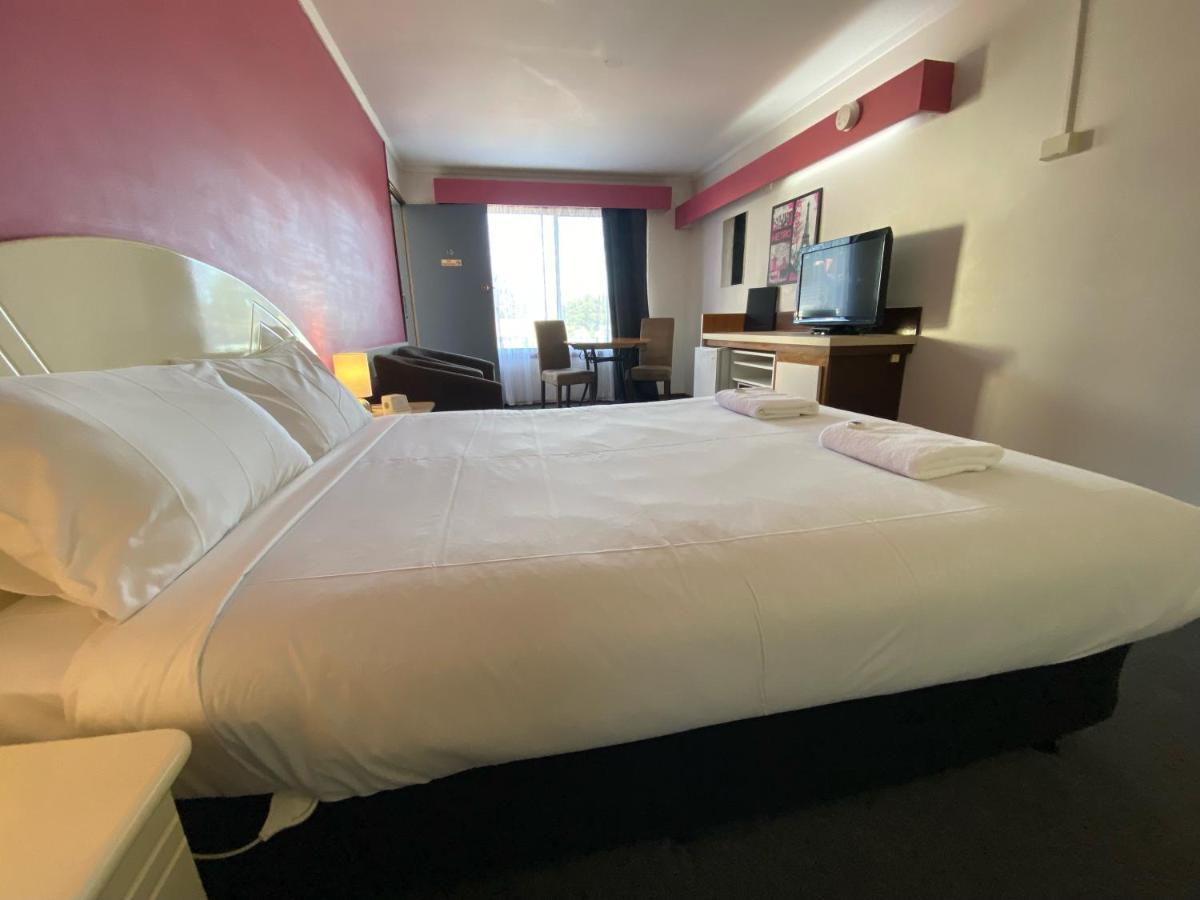 Motel Mahogany