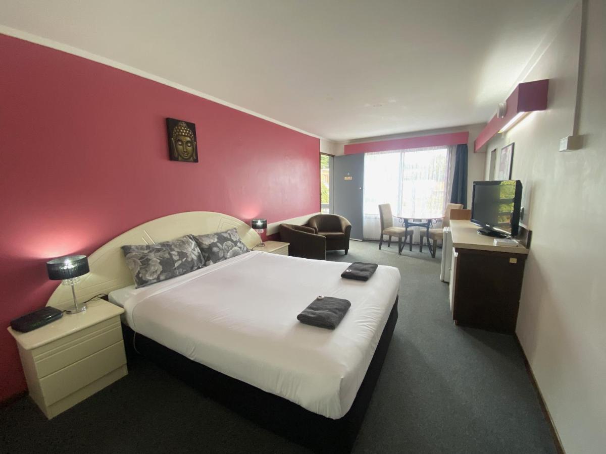 Motel Mahogany