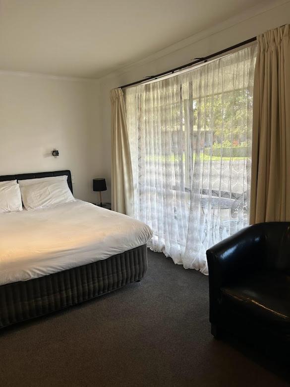 Western Colonial Village Motel