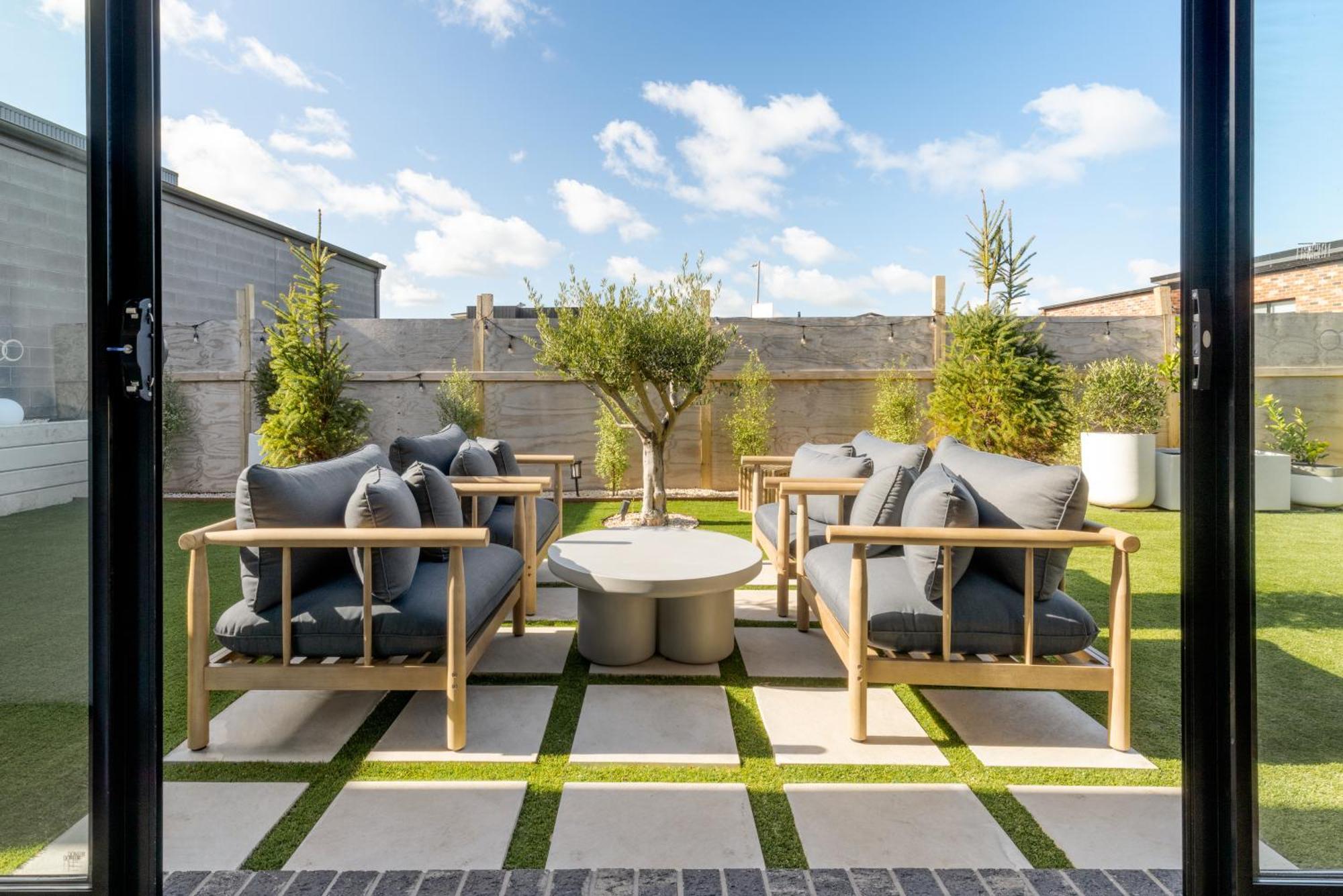 1 House - Award-winning Luxury 4 Bedroom Smart * Warrnambool