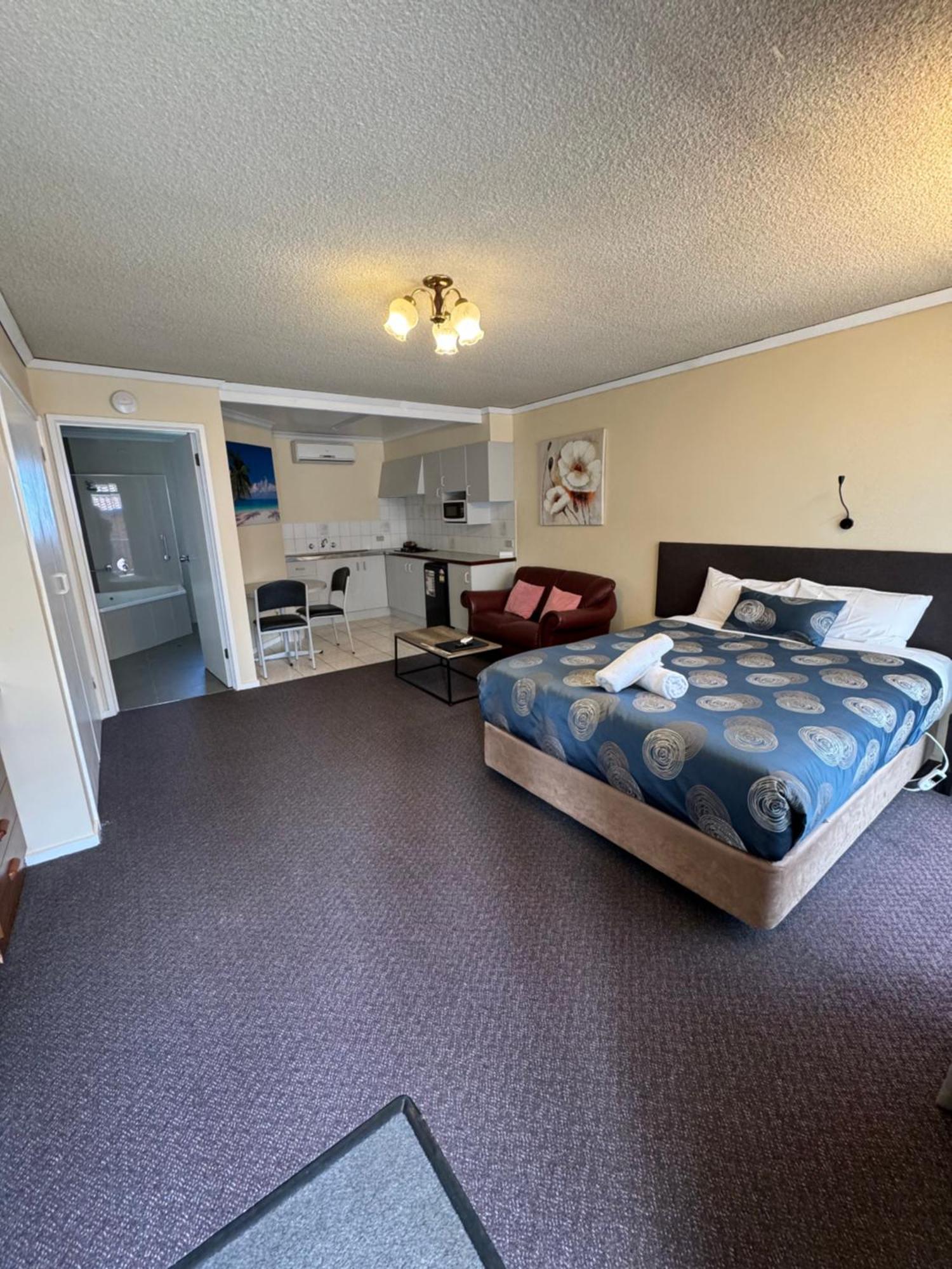 Blue Whale Motor & 3* Warrnambool