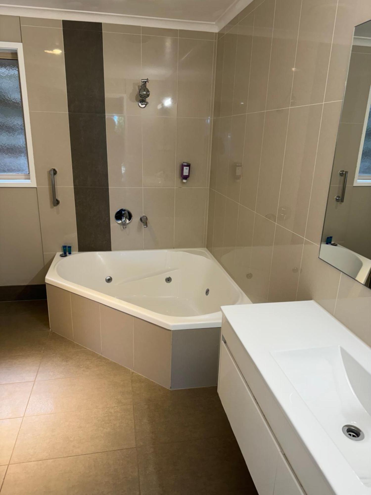 Blue Whale Motor & 3* Warrnambool