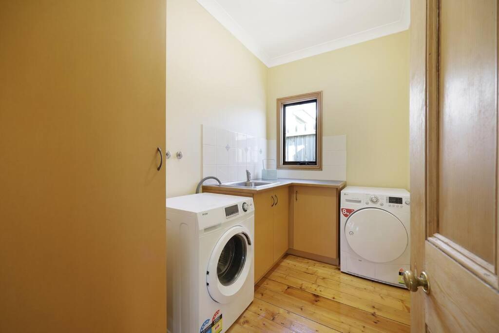 Spacious Four Bedroom House Sleeps 8 Holiday home