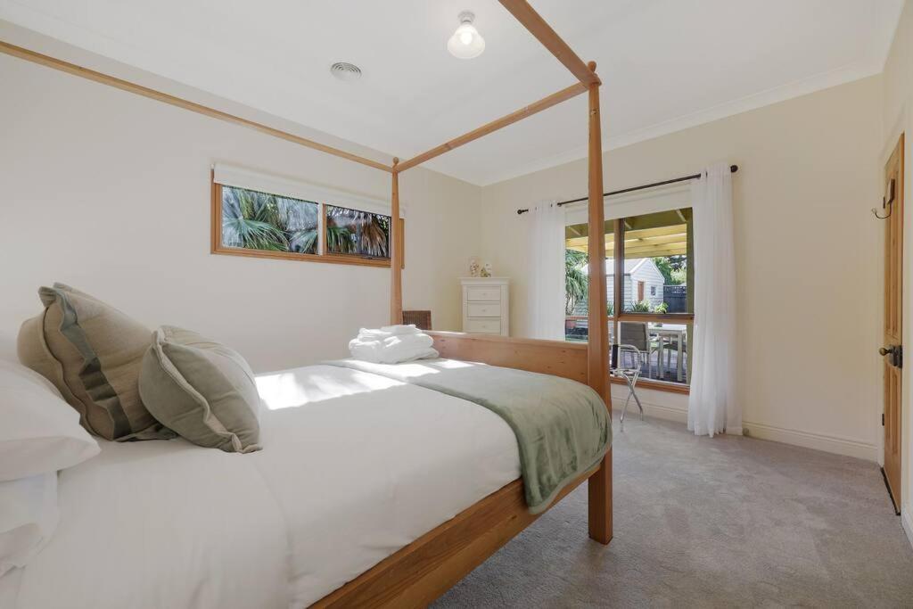 Spacious Four Bedroom House Sleeps 8 Holiday home Warrnambool