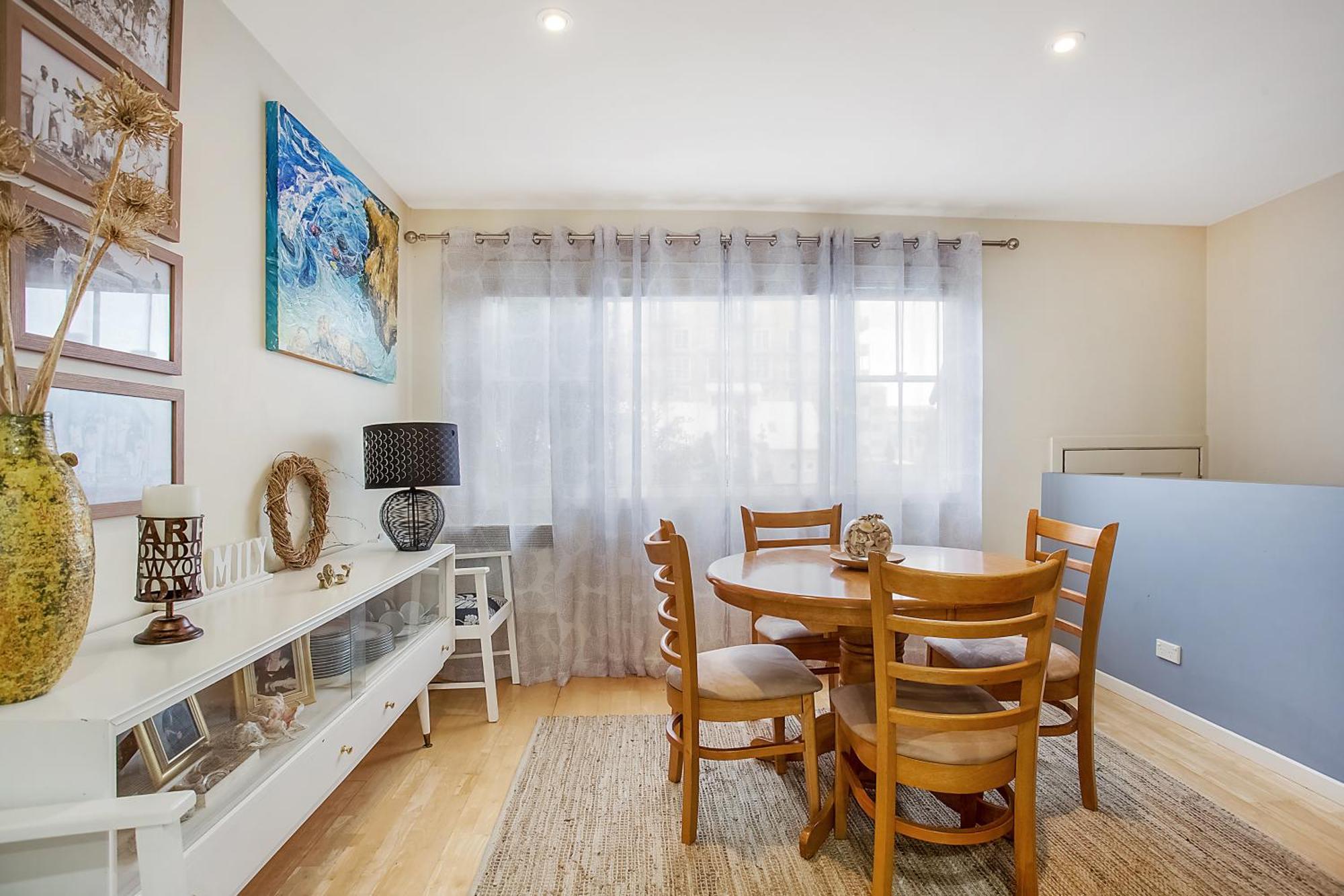 Apartment Four Bedroom Beachside *