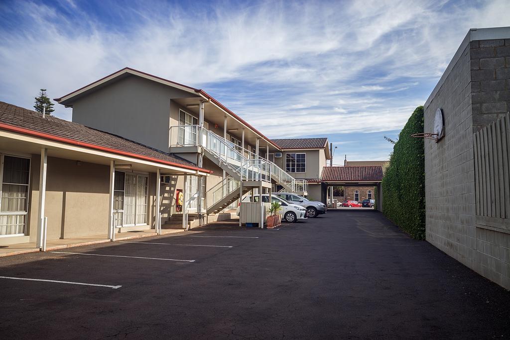 Redwood Manor 3*