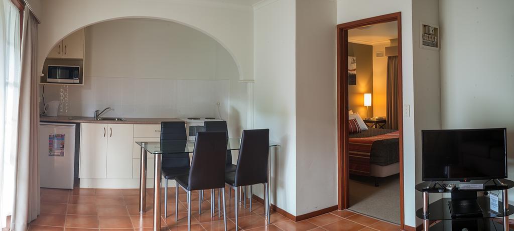 Redwood Manor 3*