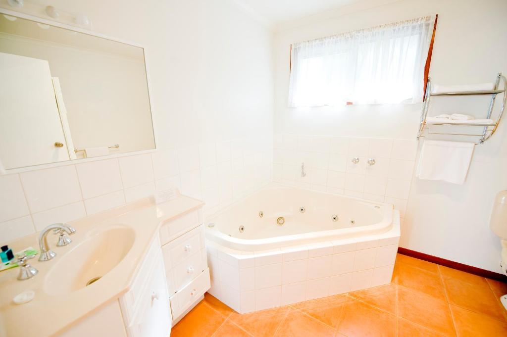 Redwood Manor 3*