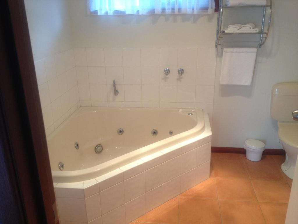 Redwood Manor 3*