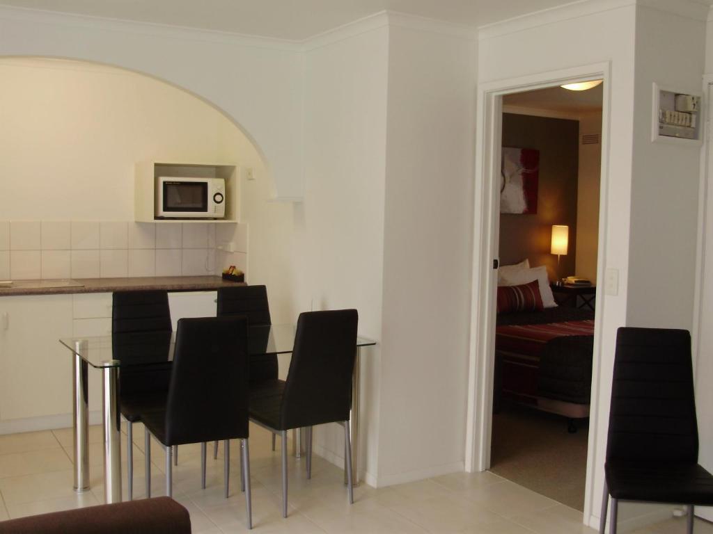 Redwood Manor 3*