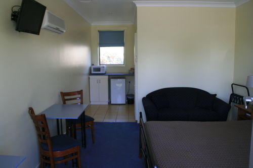 Eight Spence Motel