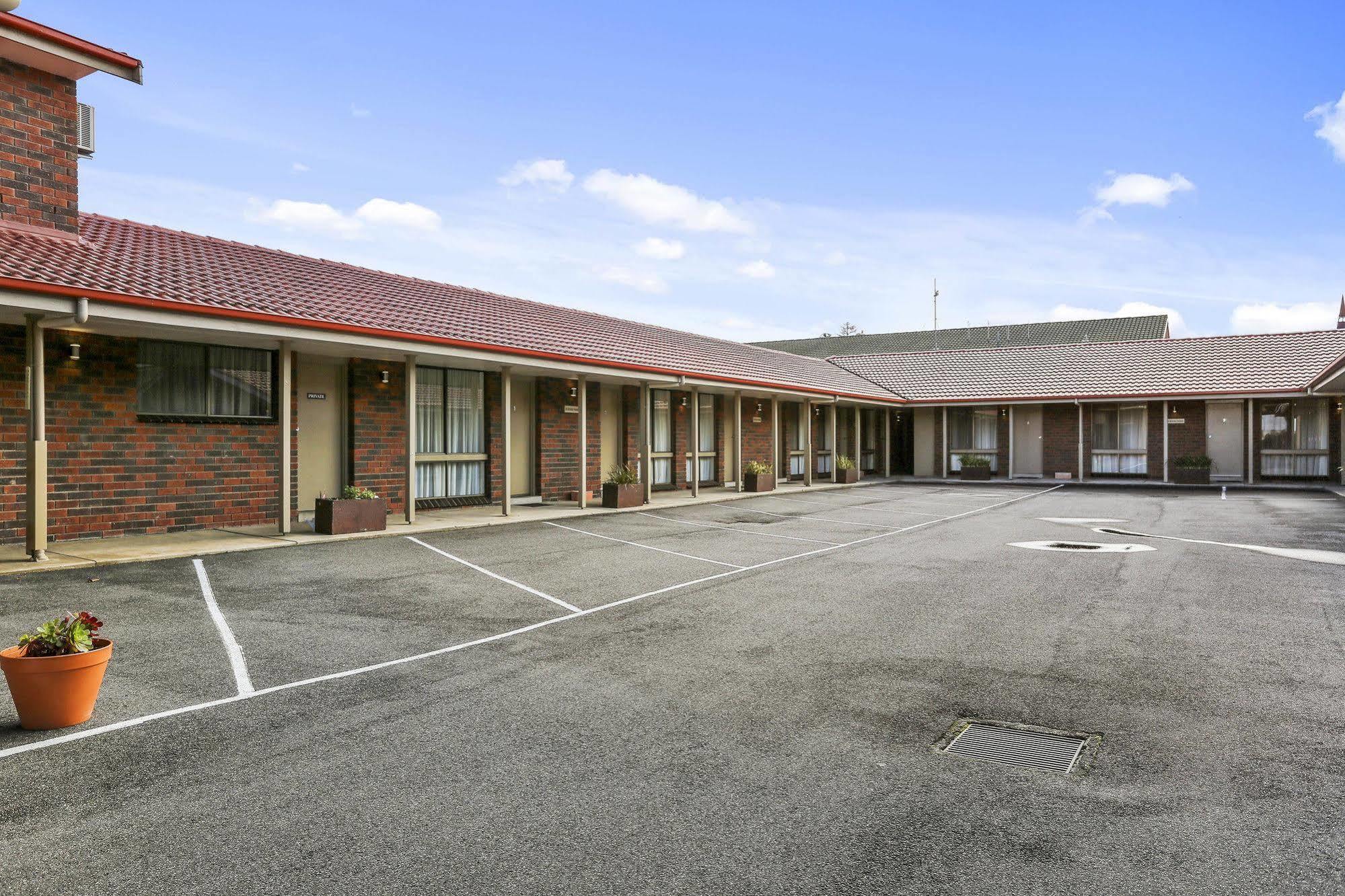 Elm Tree Motel 4*