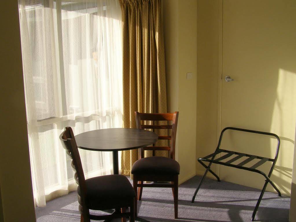 Eight Spence Motel