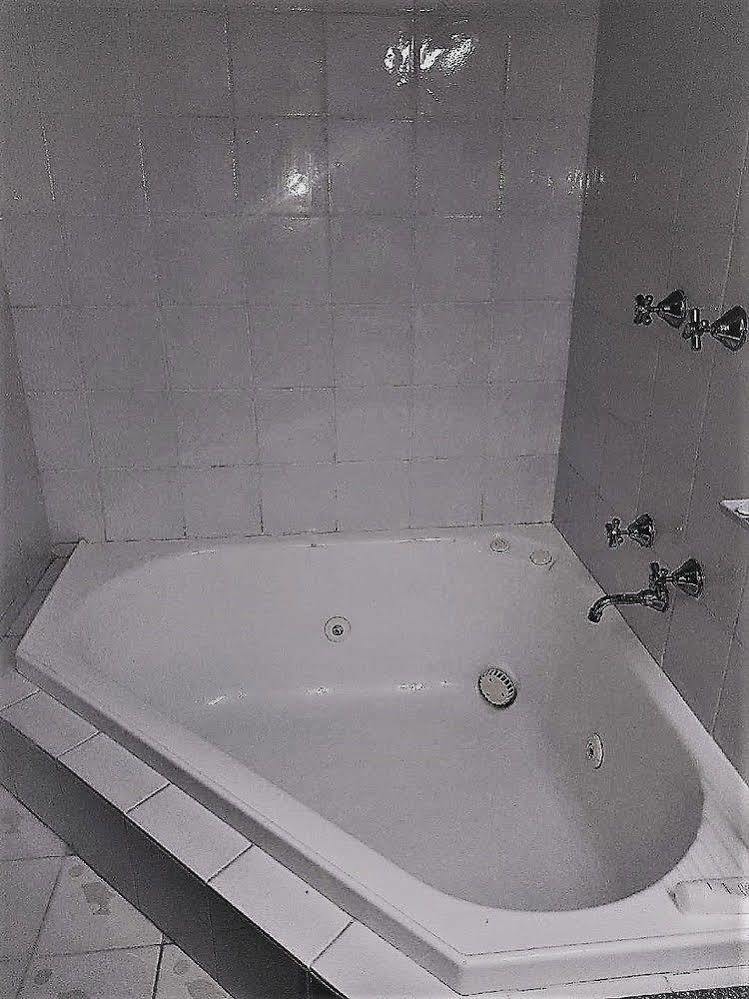 Motel Mahogany