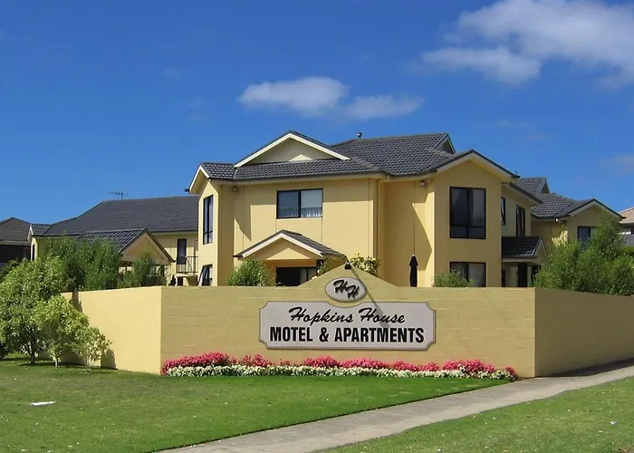 Hopkins House Motel & Apartments