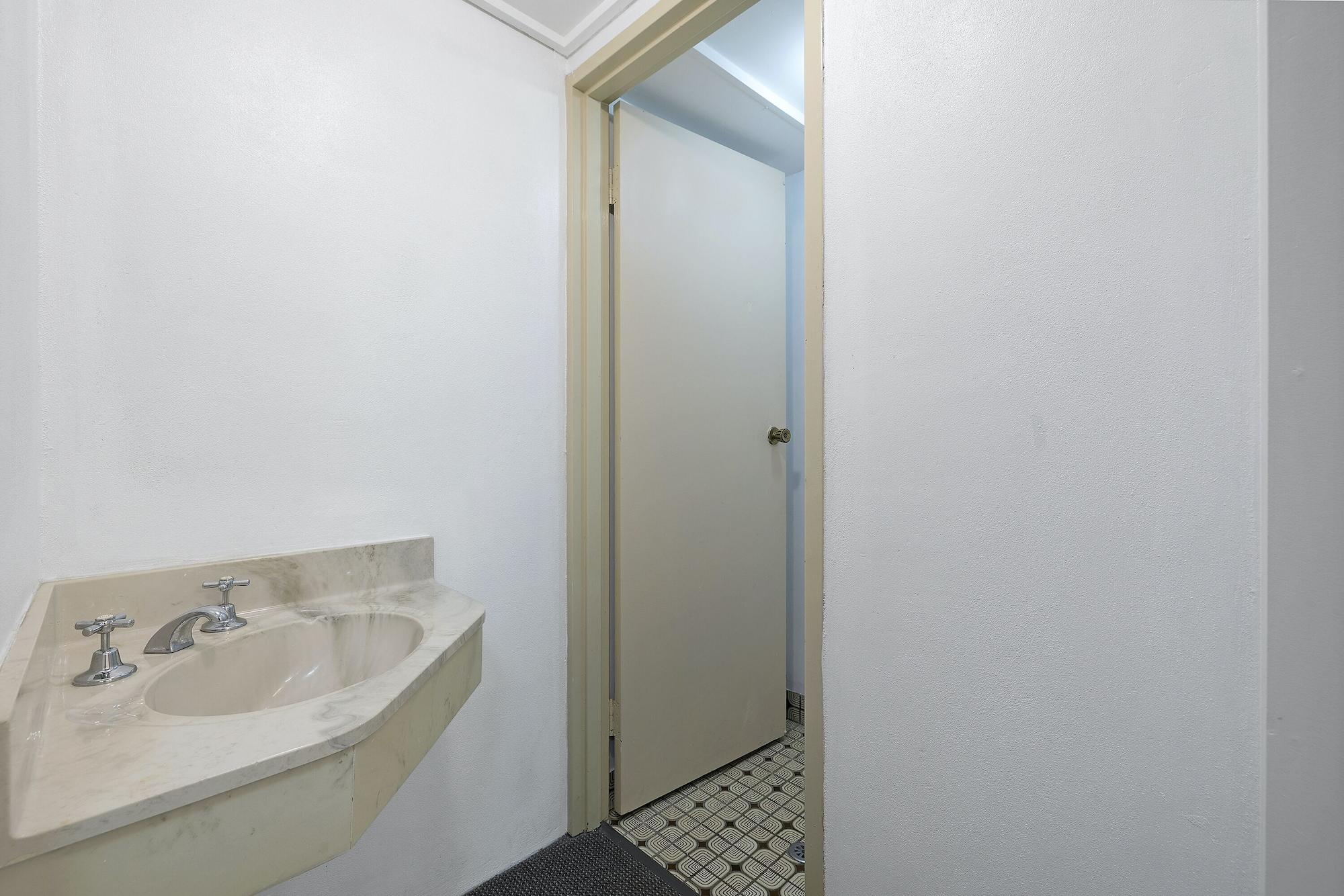 Hotel Court Warrnambool