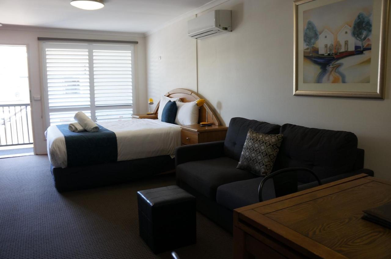 Waves And Motel 4*