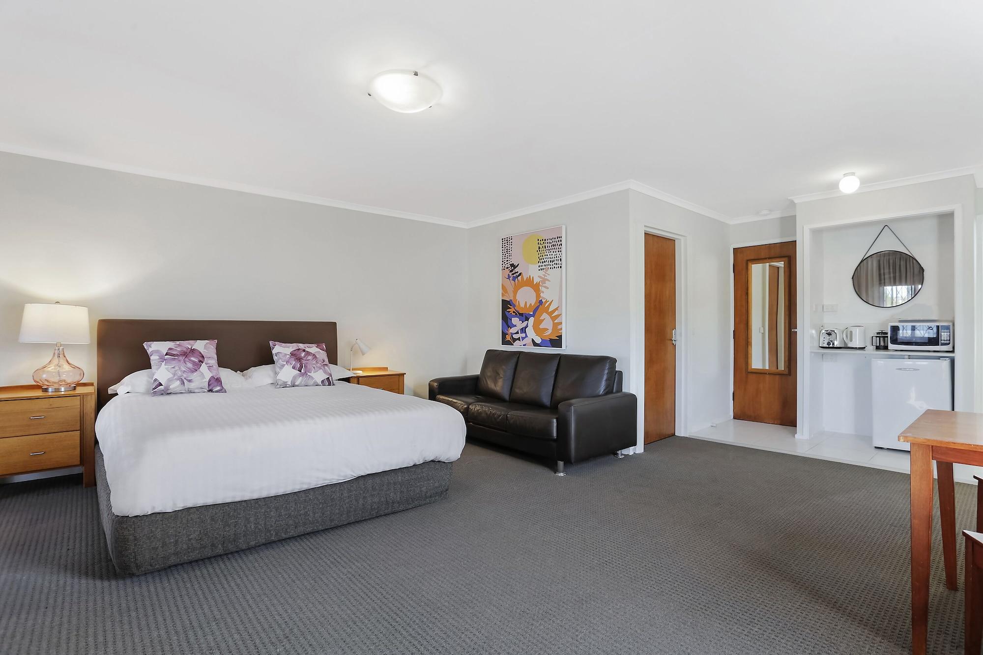 Motel Waves And 4*