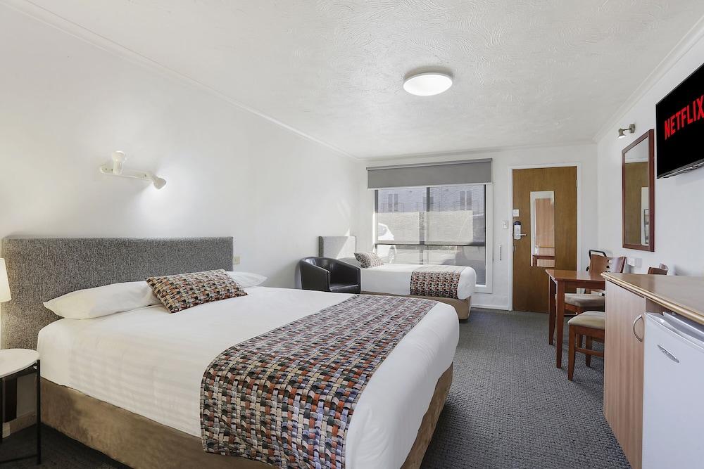 Waves And 4* Warrnambool