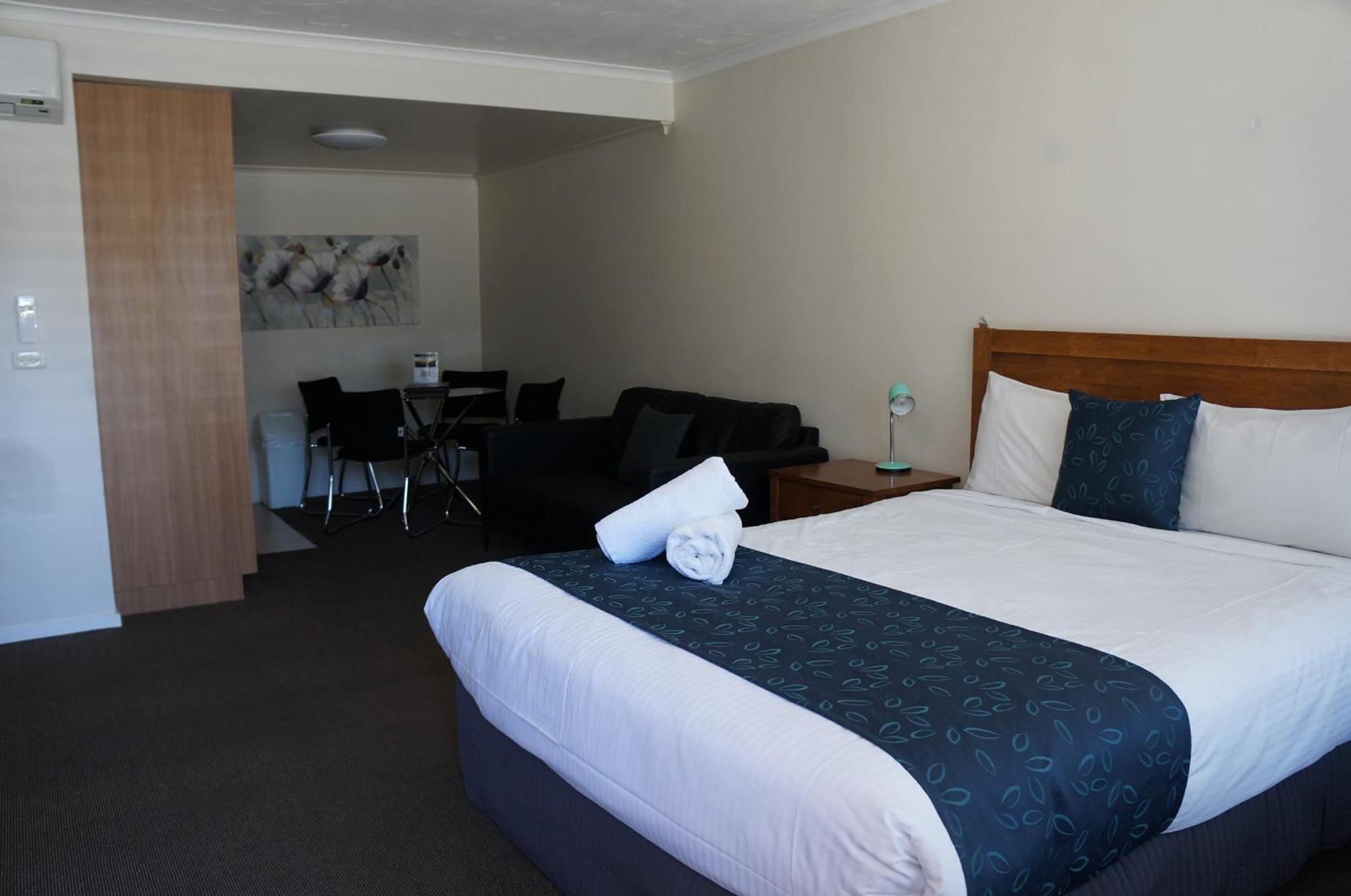 Motel Waves And 4*