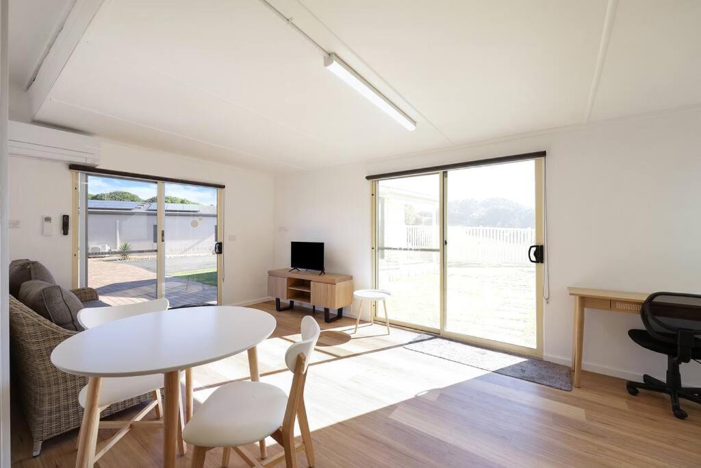Lil Greenviews, With Queen Bed * Warrnambool