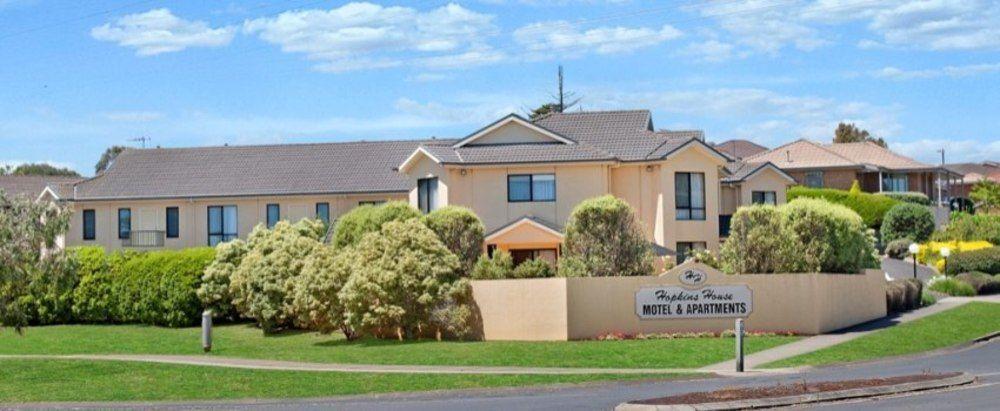 Hopkins House & Motel 4*