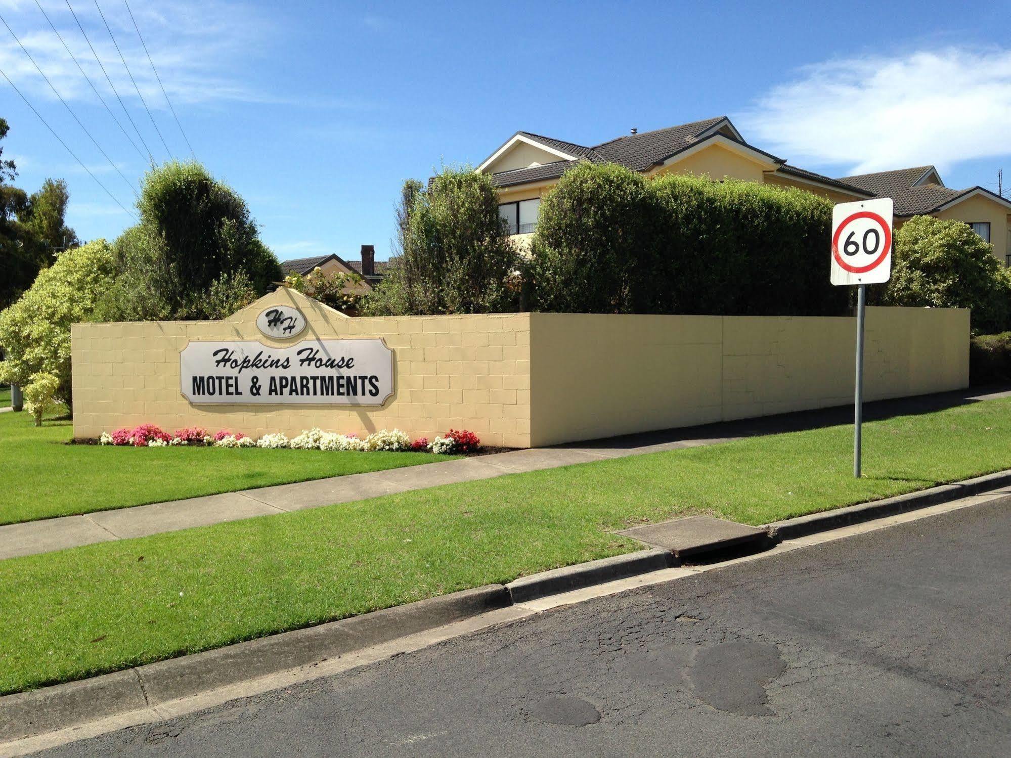 Hopkins House & Motel 4*